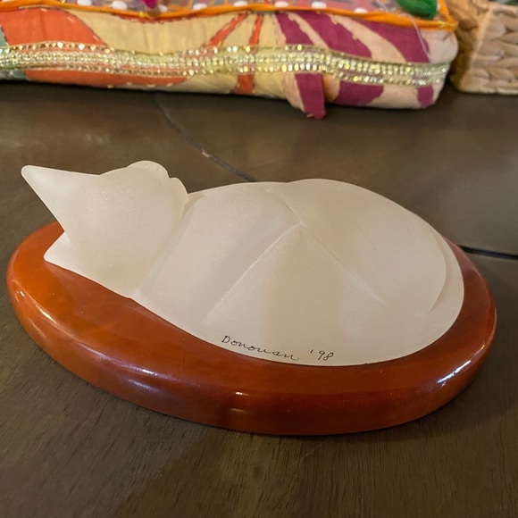 Sleeping Cat Figure in Resin on Wooden base Signed - Picture 5 of 6